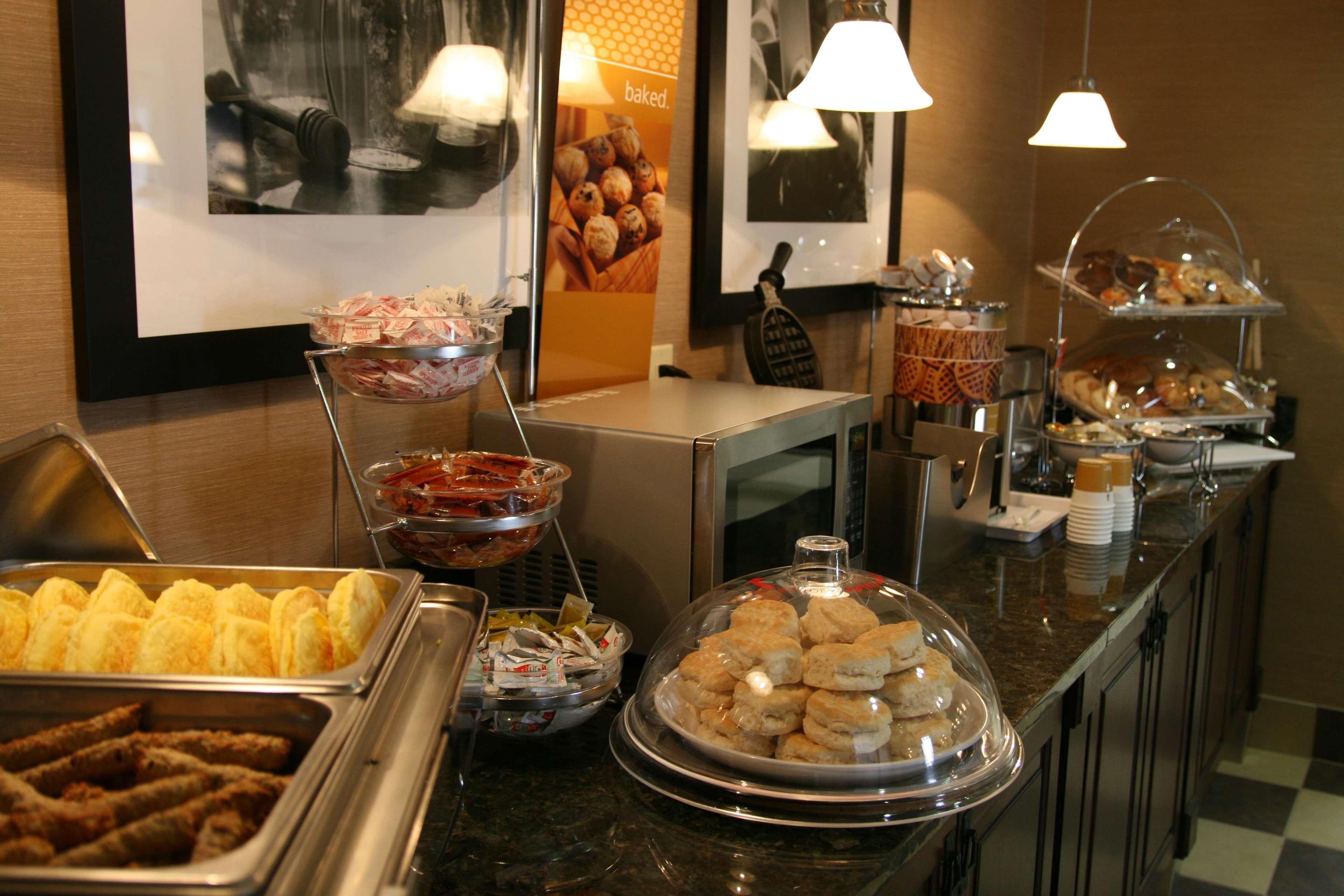 Hampton Inn & Suites Wilder Restaurant photo