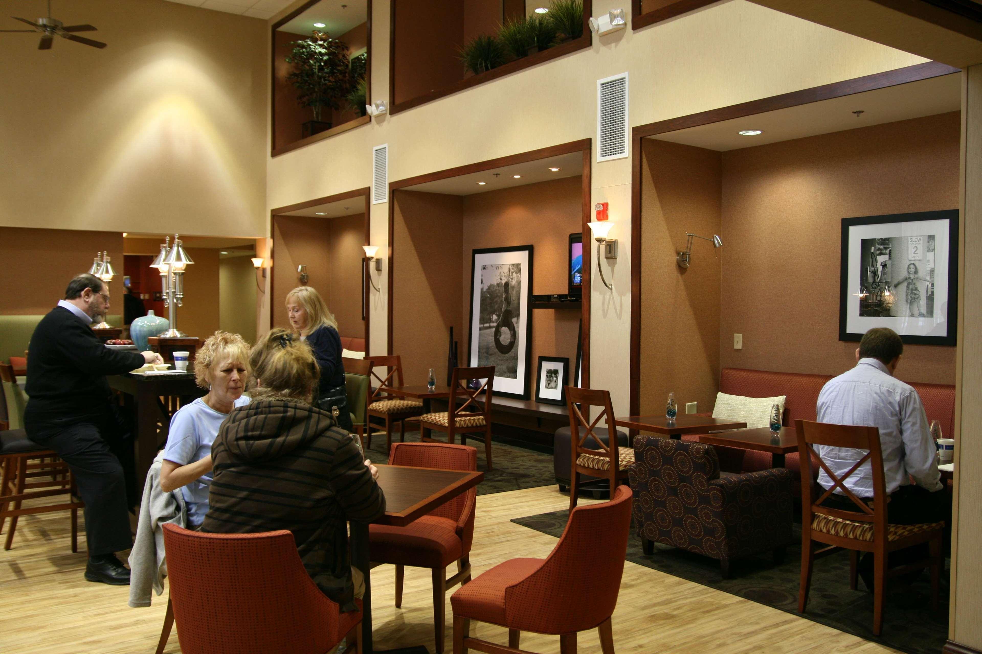 Hampton Inn & Suites Wilder Restaurant photo