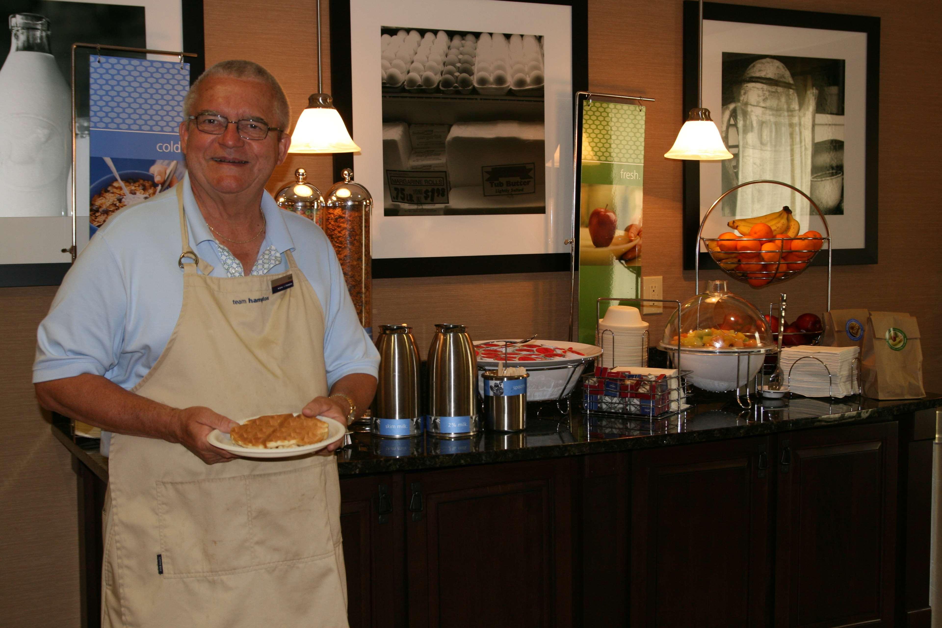 Hampton Inn & Suites Wilder Restaurant photo